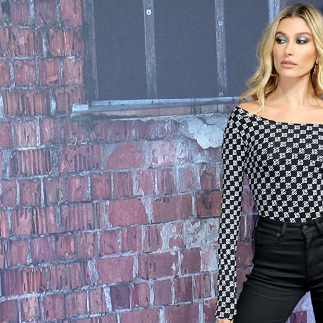 El día que Hailey Baldwin reinventó el 'escote Meghan' con unos pitillos