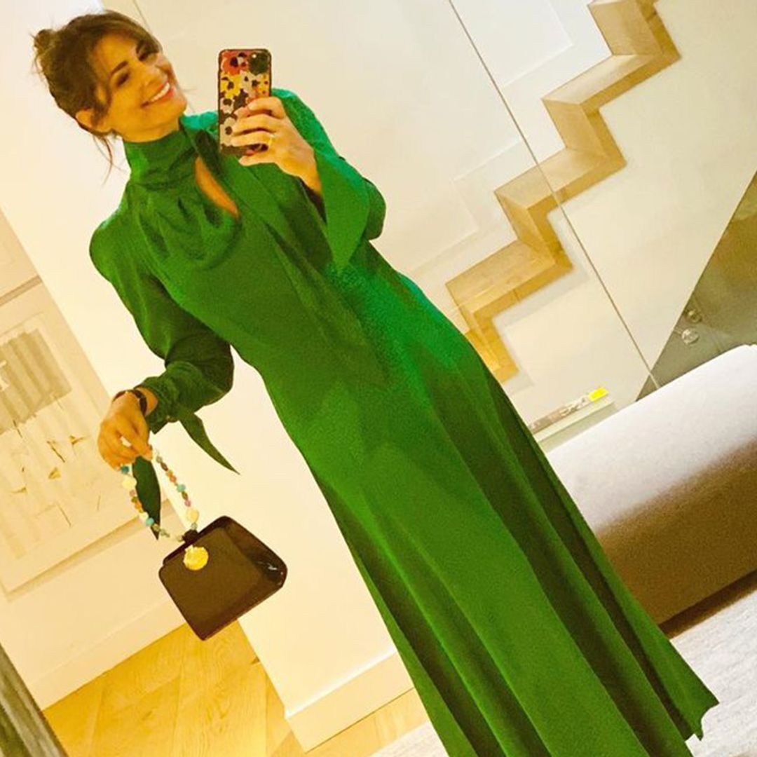 Nuria Roca nos propone un 'look esmeralda' para invitadas que prefieren los vestidos lisos
