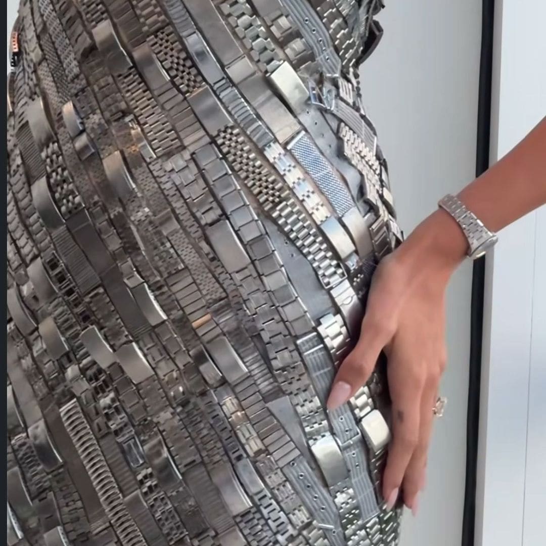 Acercamiento al vestido upcycled de Hailey Bieber