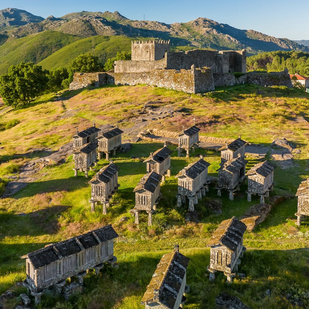 Ni en Galicia ni en Asturias: el pueblo de Portugal entre peñascos que tiene el récord de hórreos de la península