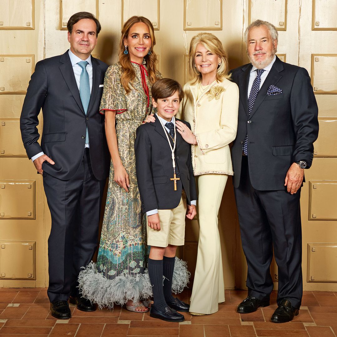 El pequeño posando junto a sus padres, Gema Ruiz y Juan Díaz,
emocionados en la Primera Comunión de este