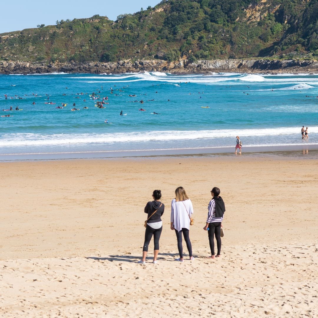 Surf en la playa de Zurriola, San Sebastián