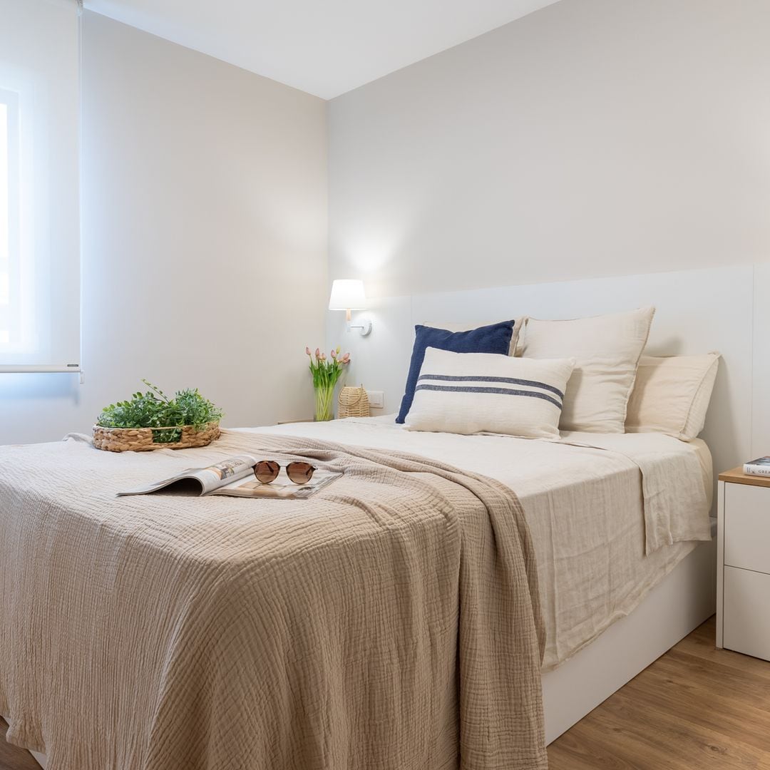 Dormitorio decorado en tonos suaves. 