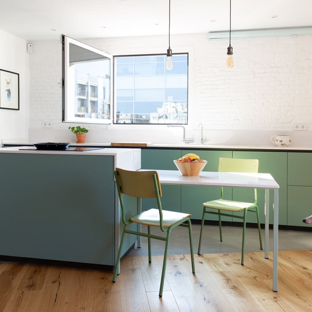 Un ático en el distrito 22@ de Barcelona con una decoración moderna y esencial