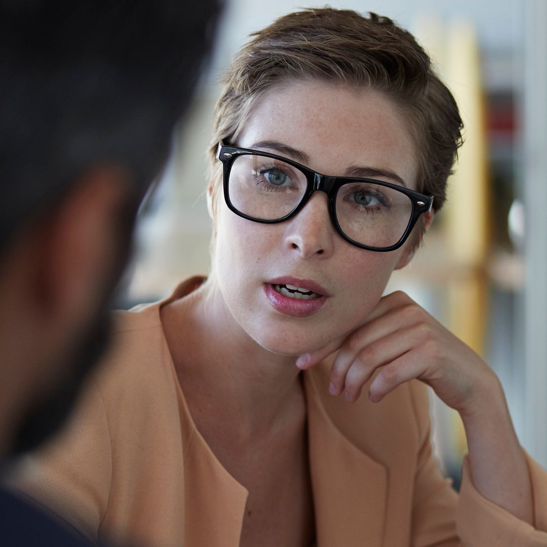 Miedo a opinar por no molestar: un 'coach' de bienestar explica por qué no dices lo que piensas