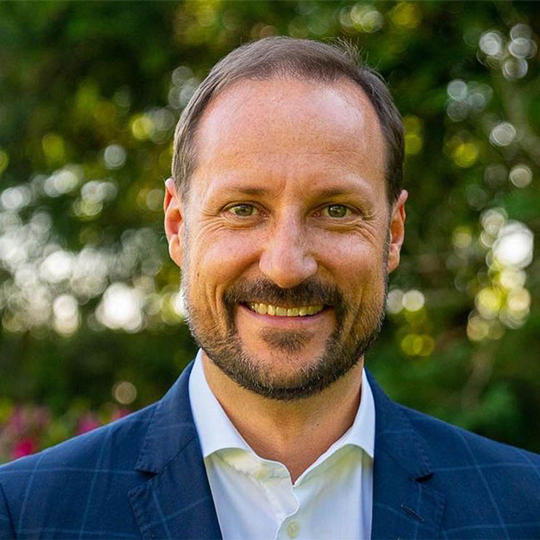 El curioso 'retrato real' de Haakon de Noruega por su 48 cumpleaños... ¡en traje de neopreno!