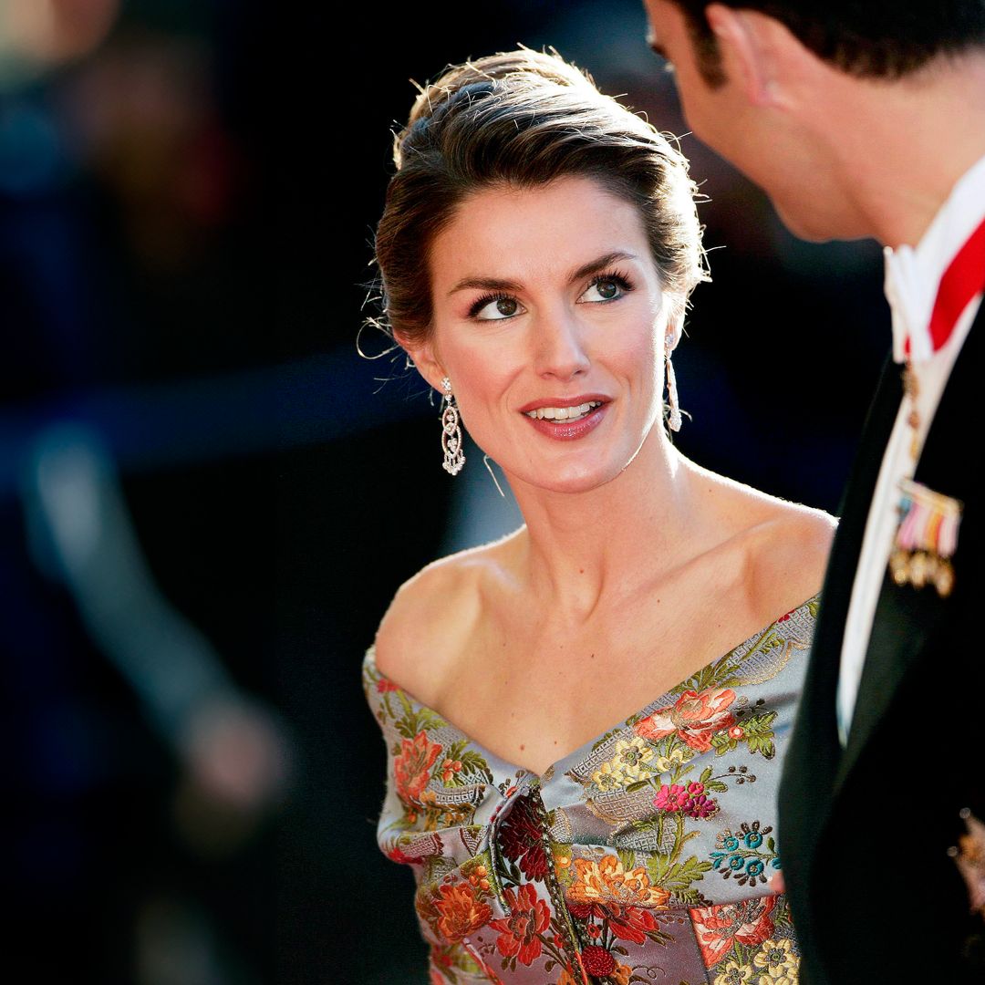 El corsé español con el que la reina Letizia fascinó en su puesta de largo hace 21 años