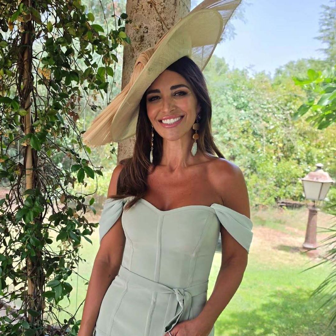 Paula Echevarría recupera la fórmula de invitada perfecta con un conjunto verde salvia de dos piezas, tocado 'royal' y bolso de plumas