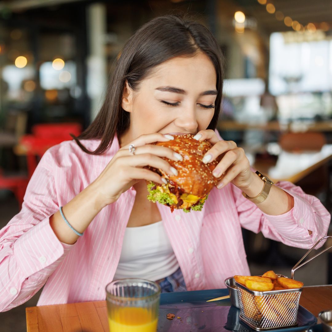 Por qué comes peor cuando no has dormido bien: la explicación científica a la relación entre cansancio y alimentación