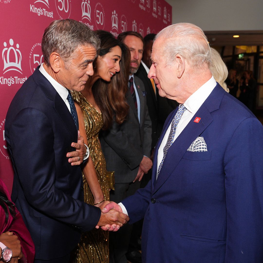 George y Amal Clooney le roban el protagonismo a los reyes Carlos y Camilla en la gala King's Trust: las fotos de su cariñoso saludo