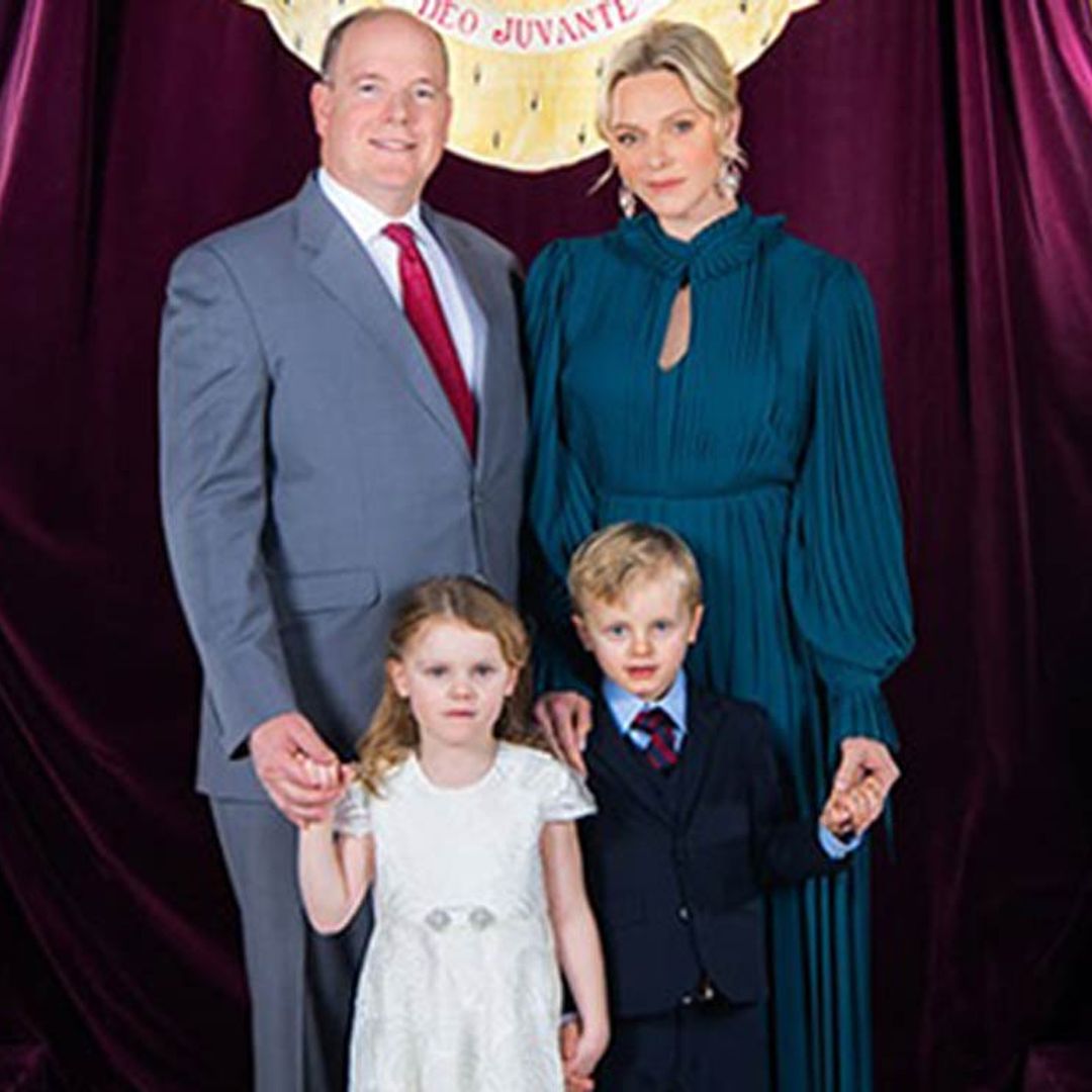 El curioso significado que esconde la nueva foto familiar de Alberto de Mónaco y la princesa Charlene