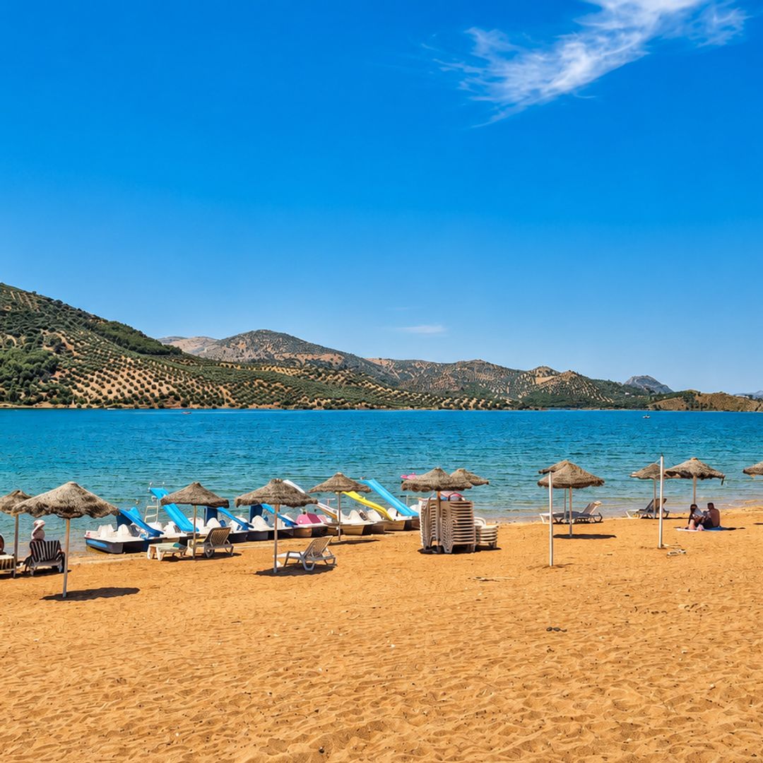 El rincón del interior de Andalucía donde puedes bañarte en la playa del mayor embalse de la región