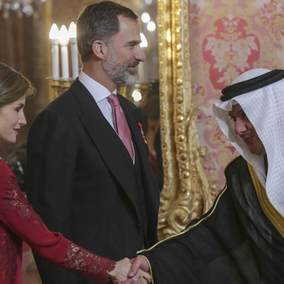 La Reina recupera otro de sus vestidos ‘diplomáticos’ y estrena pendientes 'low cost'