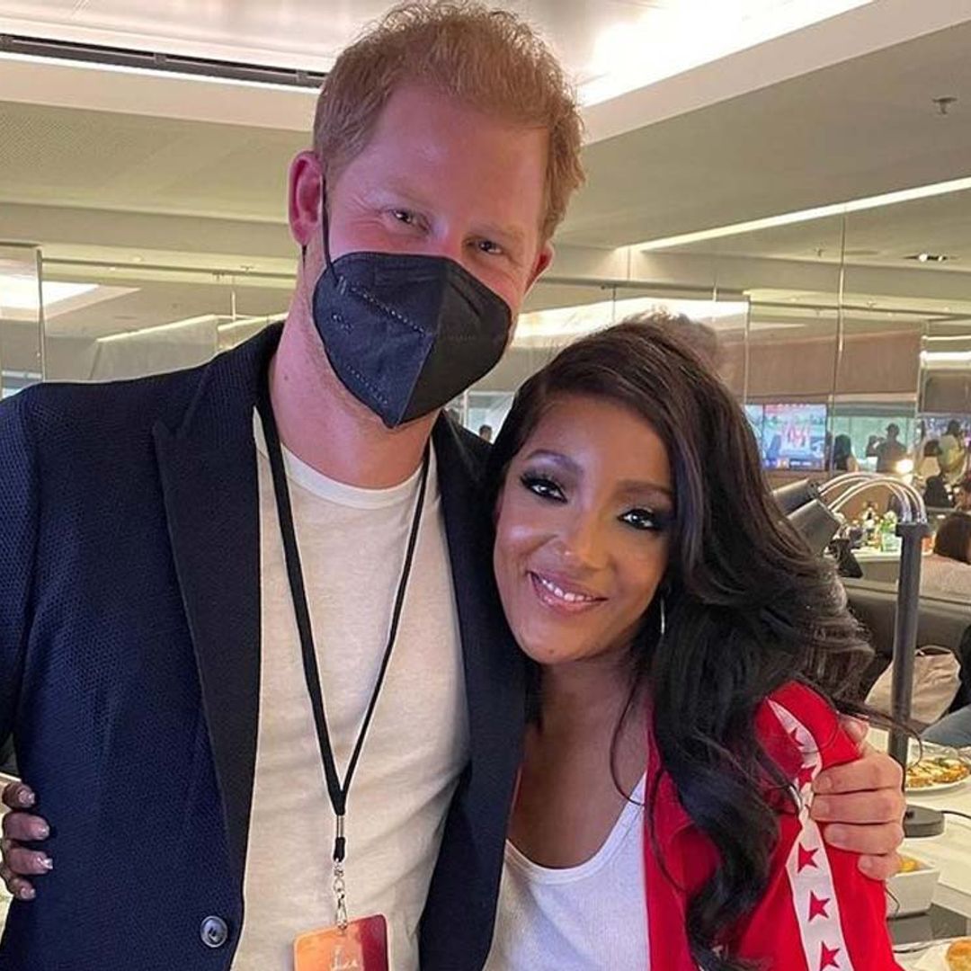 Una reverencia en chándal, el saludo más excéntrico que el príncipe Harry recibió en la Super Bowl