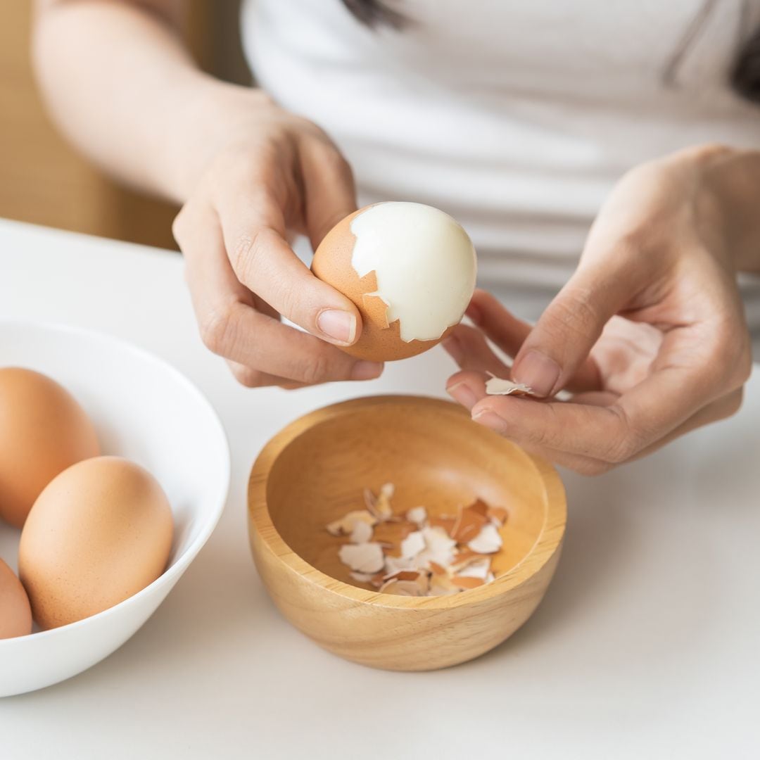 El truco infalible para cocer los huevos sin que se rompan y pelarlos fácilmente (y no es echar vinagre al agua)