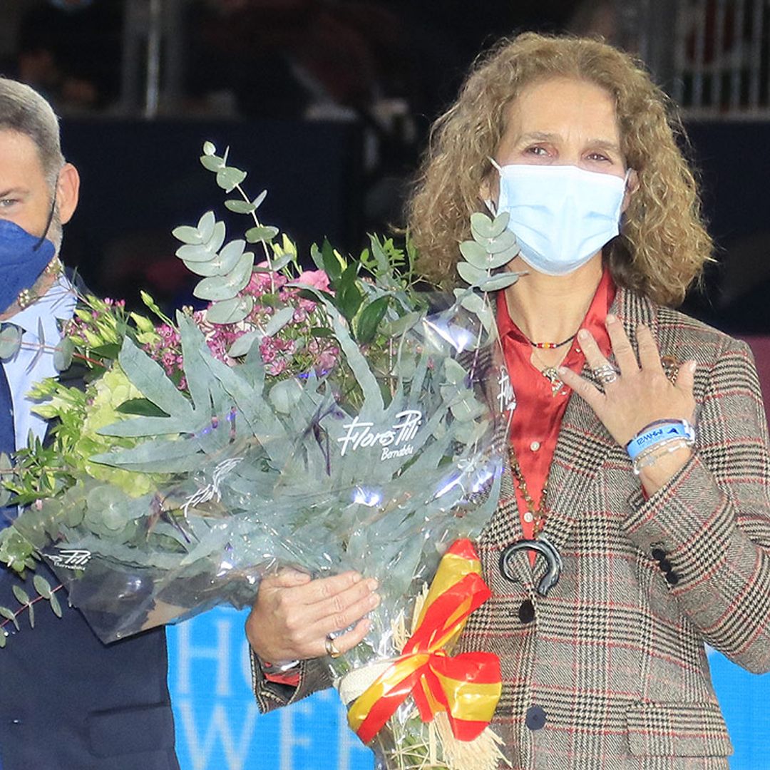 La infanta Elena recibe emocionada un importante reconocimiento por su trayectoria como amazona