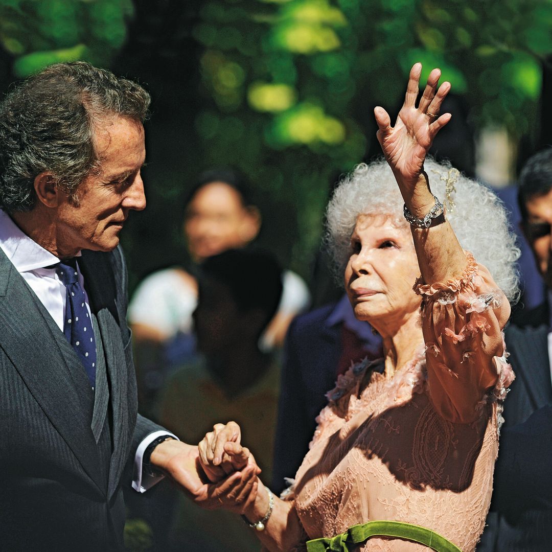 La duquesa de Alba Cayetana Fitz-James Stuart  junto  a su último marido Alfonso Diez