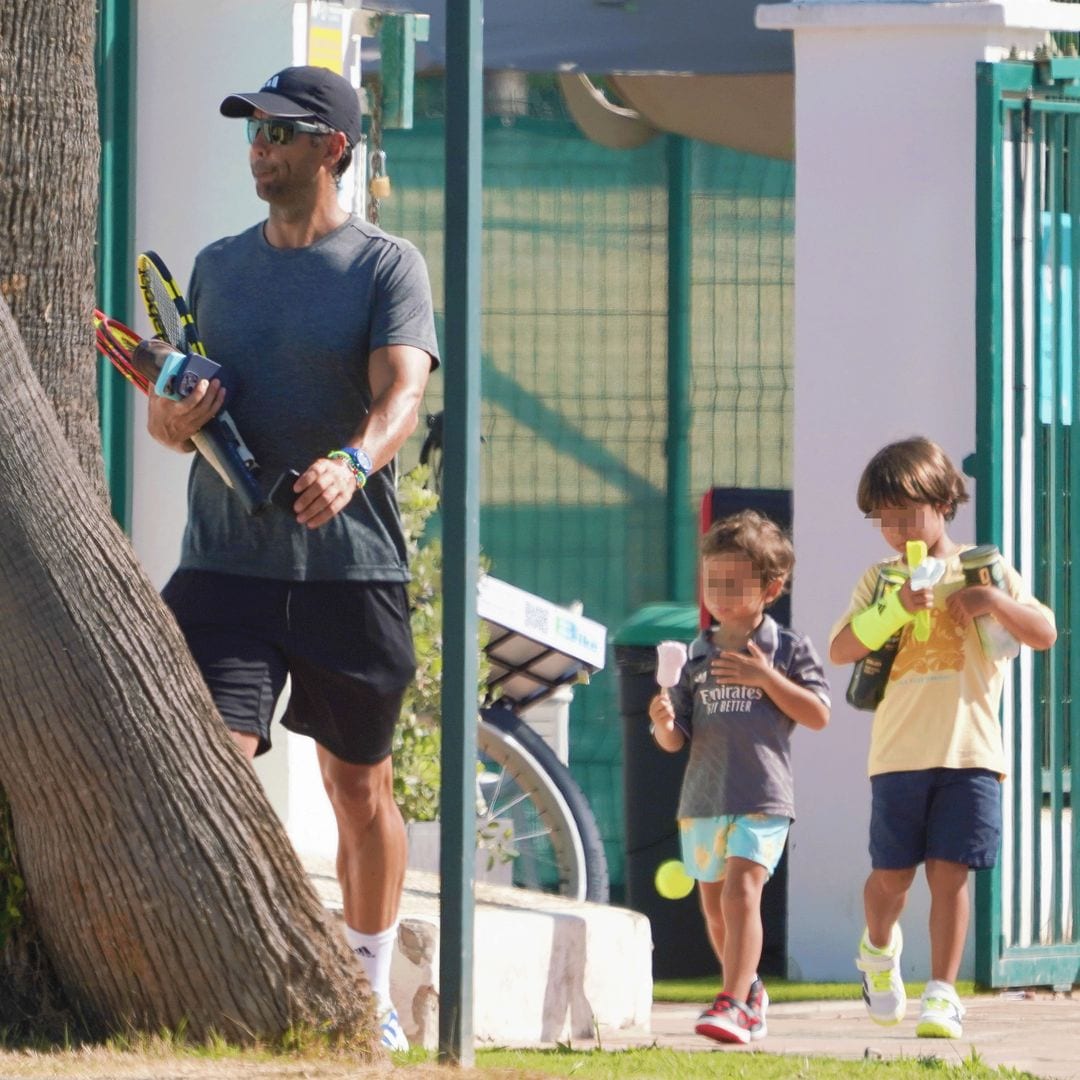 La 'mini escuela' de tenis de Fernando Verdasco con sus hijos en Sotogrande