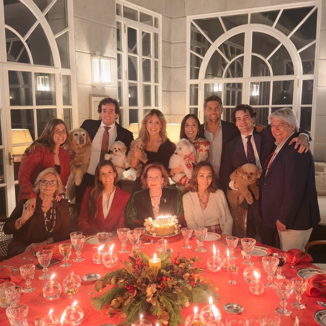 El posado familiar de Tamara Falcó junto a Isabel Preysler, Iñigo Onieva, Ana Boyer y Fernando Verdasco (y no son los únicos)