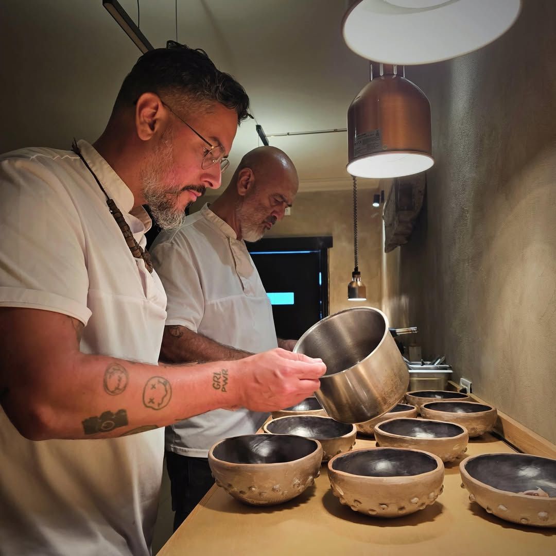 El chef Marcos Taíno (al fondo) en la cocina de su restaurante 8 Aborigen, El Hierro