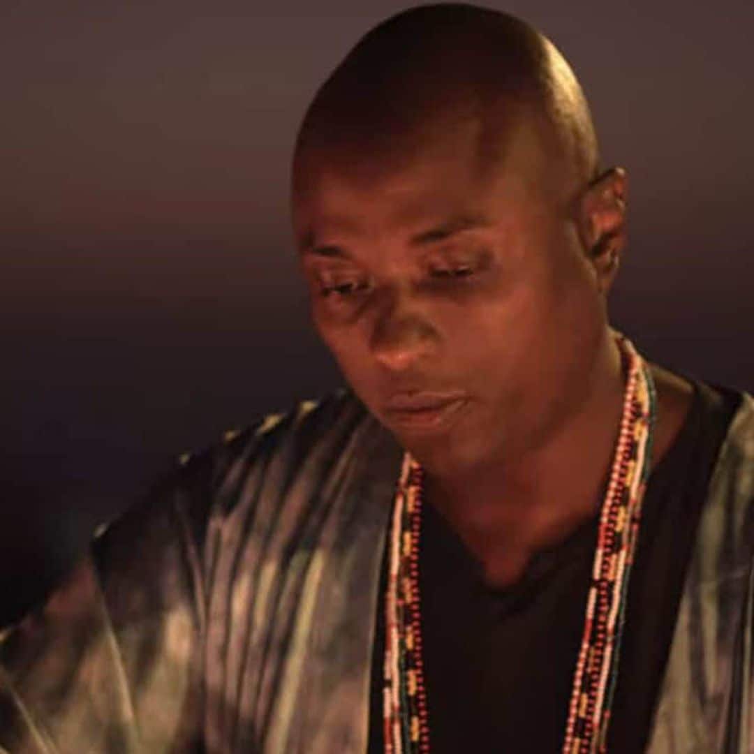 El chamán Durek, pareja de Marta Luisa de Noruega, ayuda a una mujer a superar una ruptura en un 'reality'