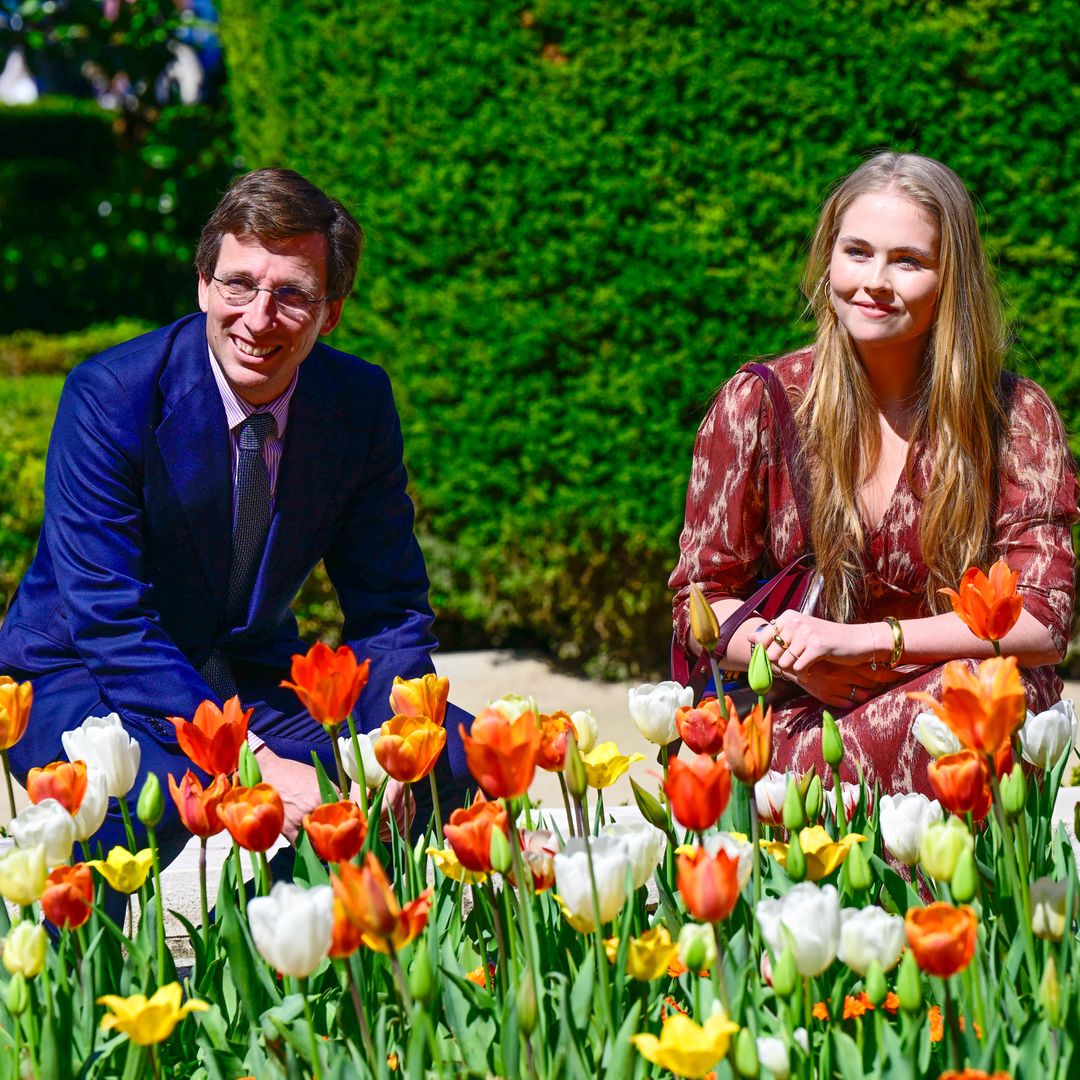 José Luis Martínez-Almeida y Amalia de Holanda en un jardín de tulipanes