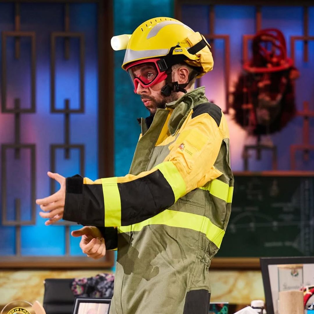 'La Revuelta' arranca con bromas al nuevo look de David Broncano y un homenaje a los bomberos