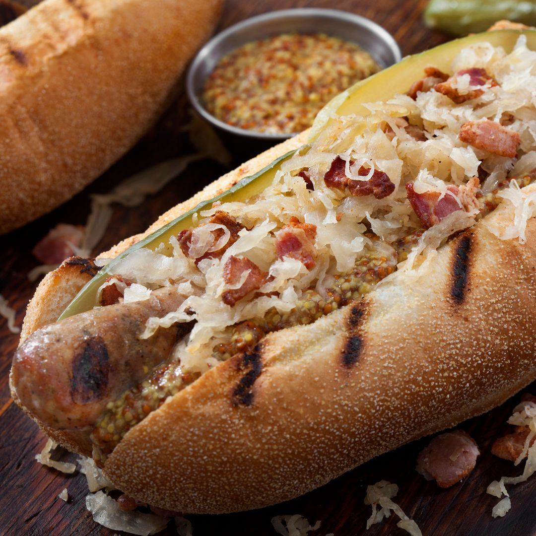Perrito a la parrilla con 'Sauerkraut' frito y tocino crujiente