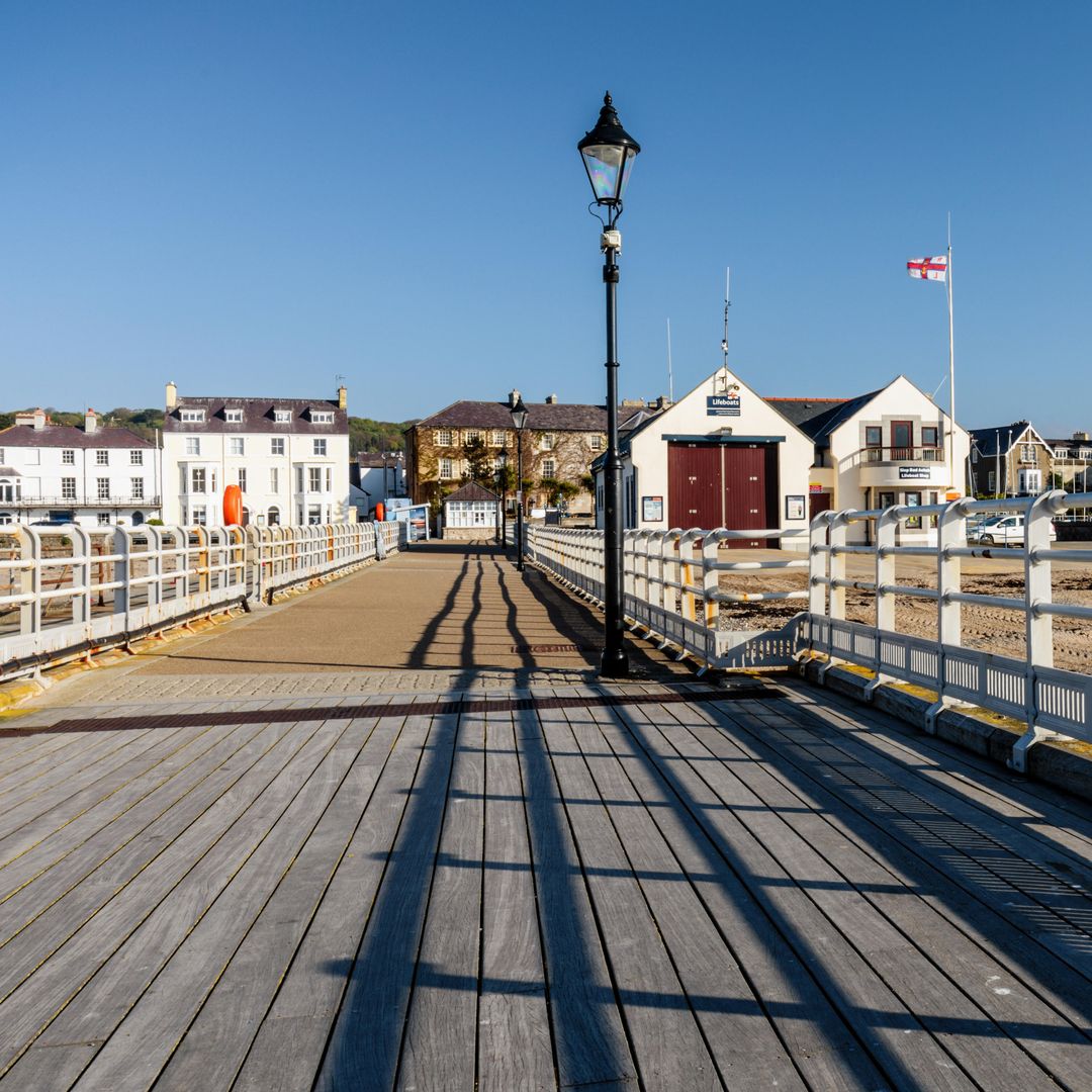 Beaumaris Pier, un bonito pueblo de Anglesey, al norte de Gales, Inglaterra