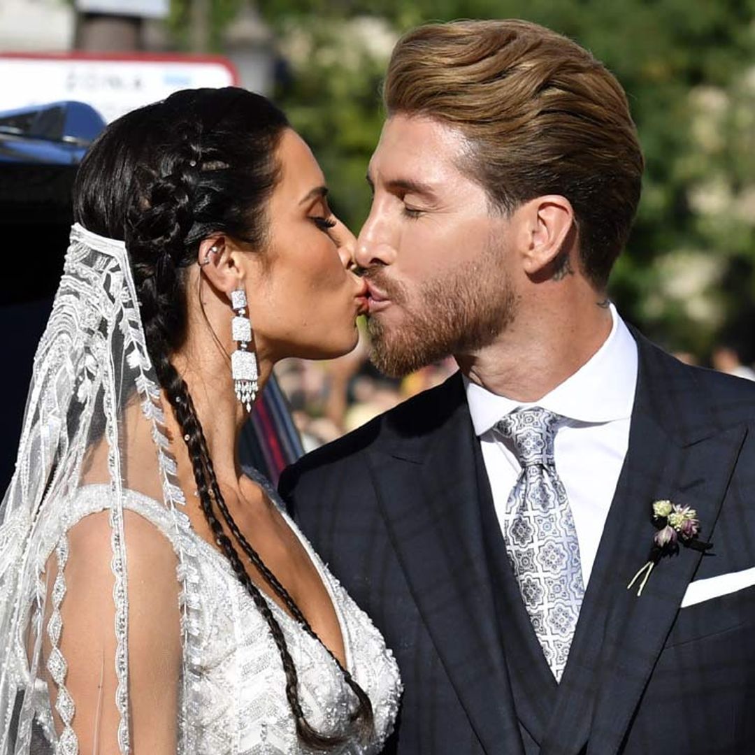 Los besos de los novios con una emocionadísima Pilar Rubio