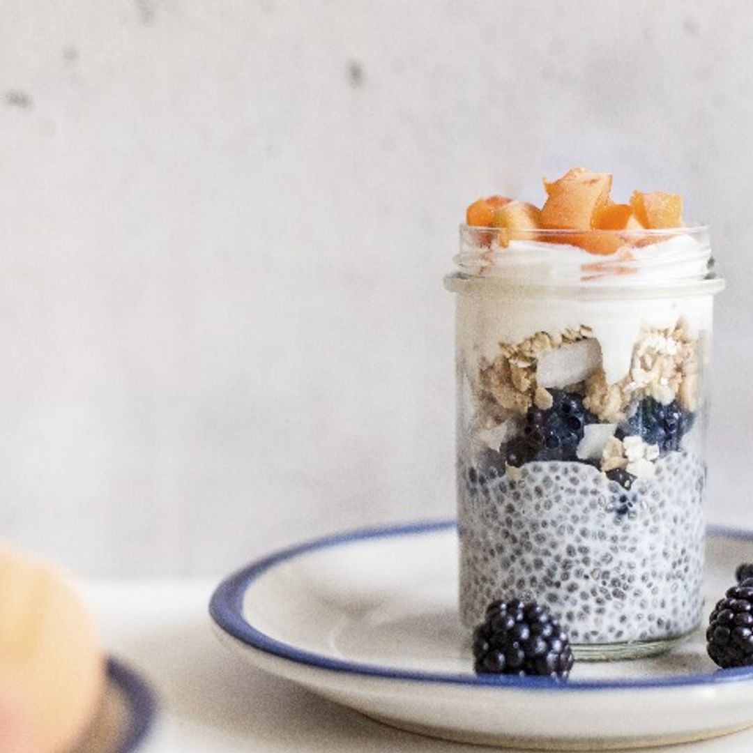 Pudín de chia con granola y albaricoques