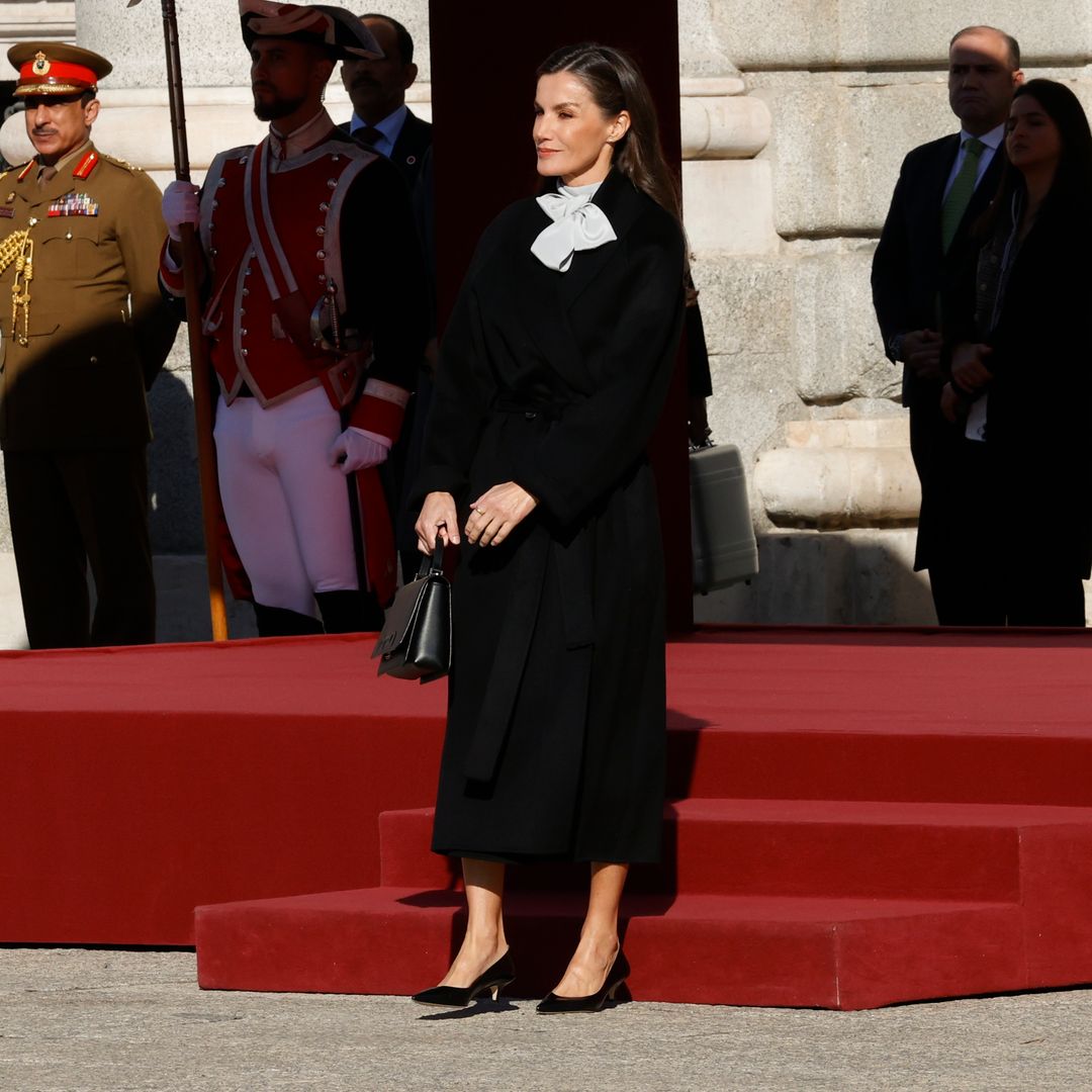Un vestido misterioso y su bolso favorito: doña Letizia, la reina del estilo 'retro' en el Palacio Real