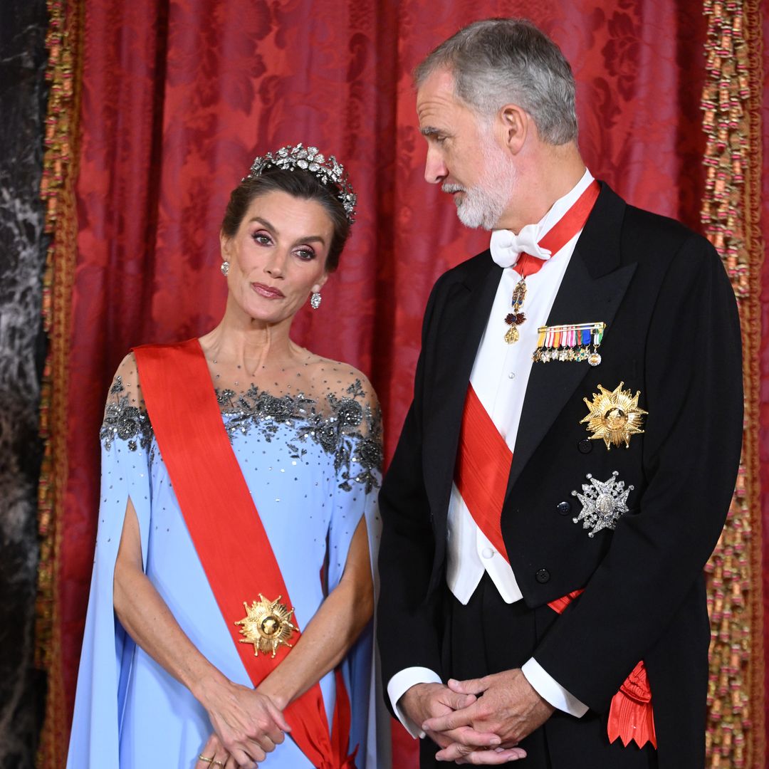 Una experta en protocolo desvela los secretos de la gran cena de los Macron: el curioso motivo por el que el rey Felipe se sentó junto a Brigitte
