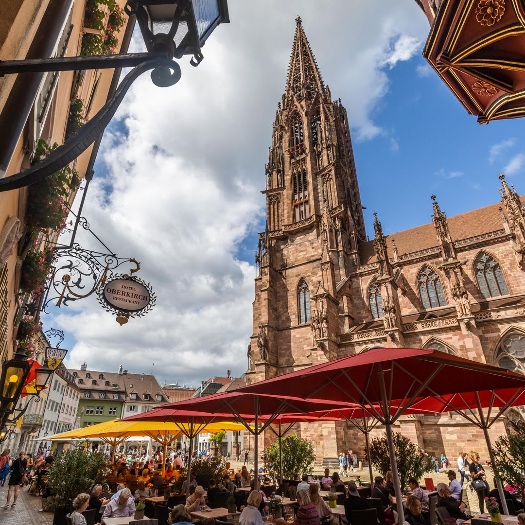 restaurante en la Münsterplatz de Friburgo, con la catedral al fondo, Alemania