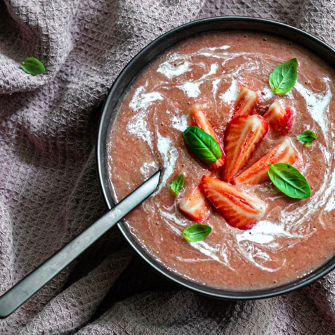 Sopa fría de fresas con albahaca