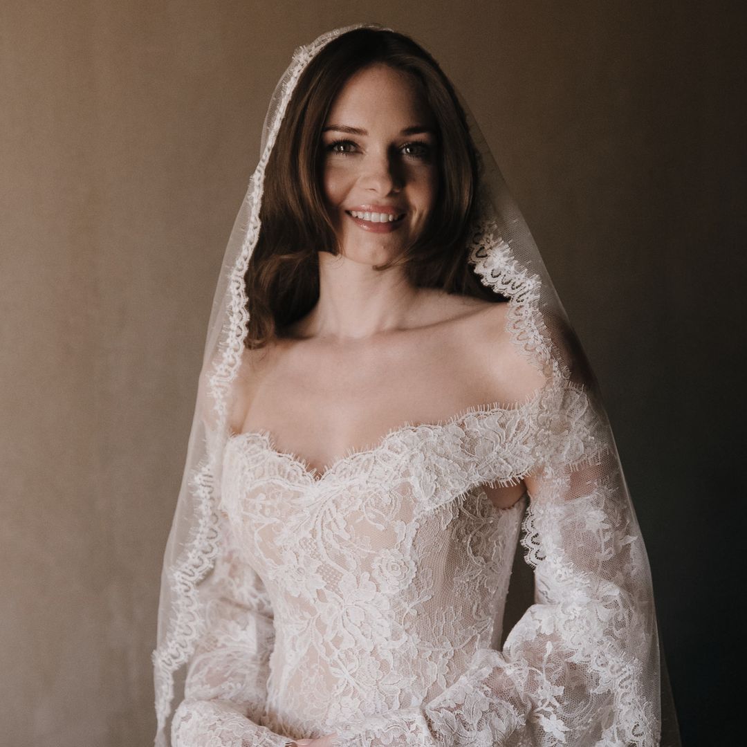 EXCLUSIVA. Los secretos tras el romántico vestido de novia de Stella: "Quería algo un poco gótico e inspirado en el encaje español"