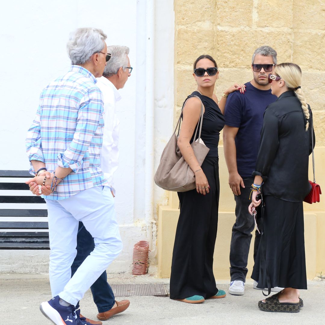 José Ortega Cano, Aniceto, Gloria Camila Ortega, José Fernando Ortega y Rocío Flores llegan al cementerio municipal de San Miguel para asistir al entierro de Michu, a 10 de julio de 2025, en Arcos de la Frontera (Cádiz, España)