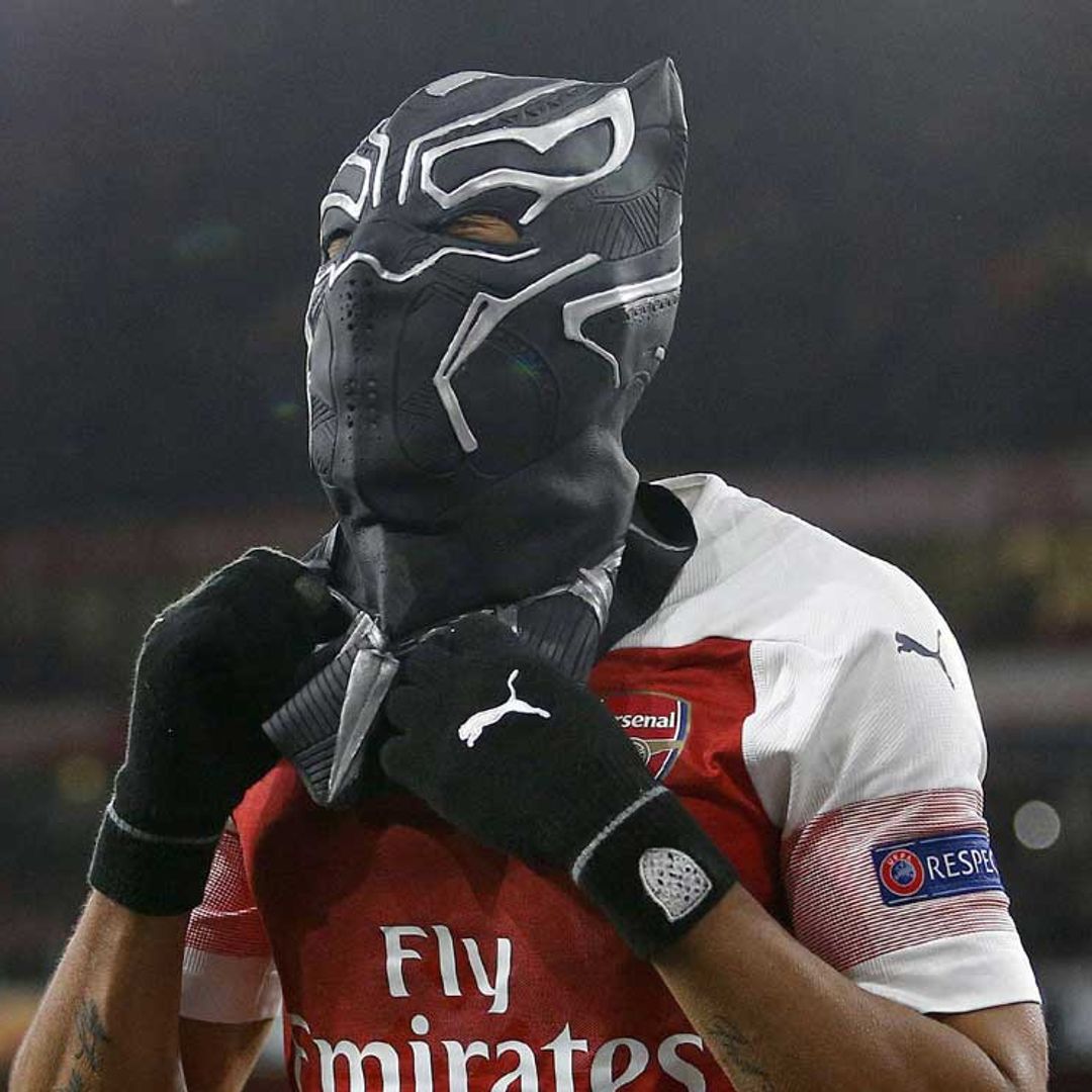 Con máscara de ‘superhéroe’ por prescripción médica: así ha sido el debut de Aubameyang tras el asalto a su casa