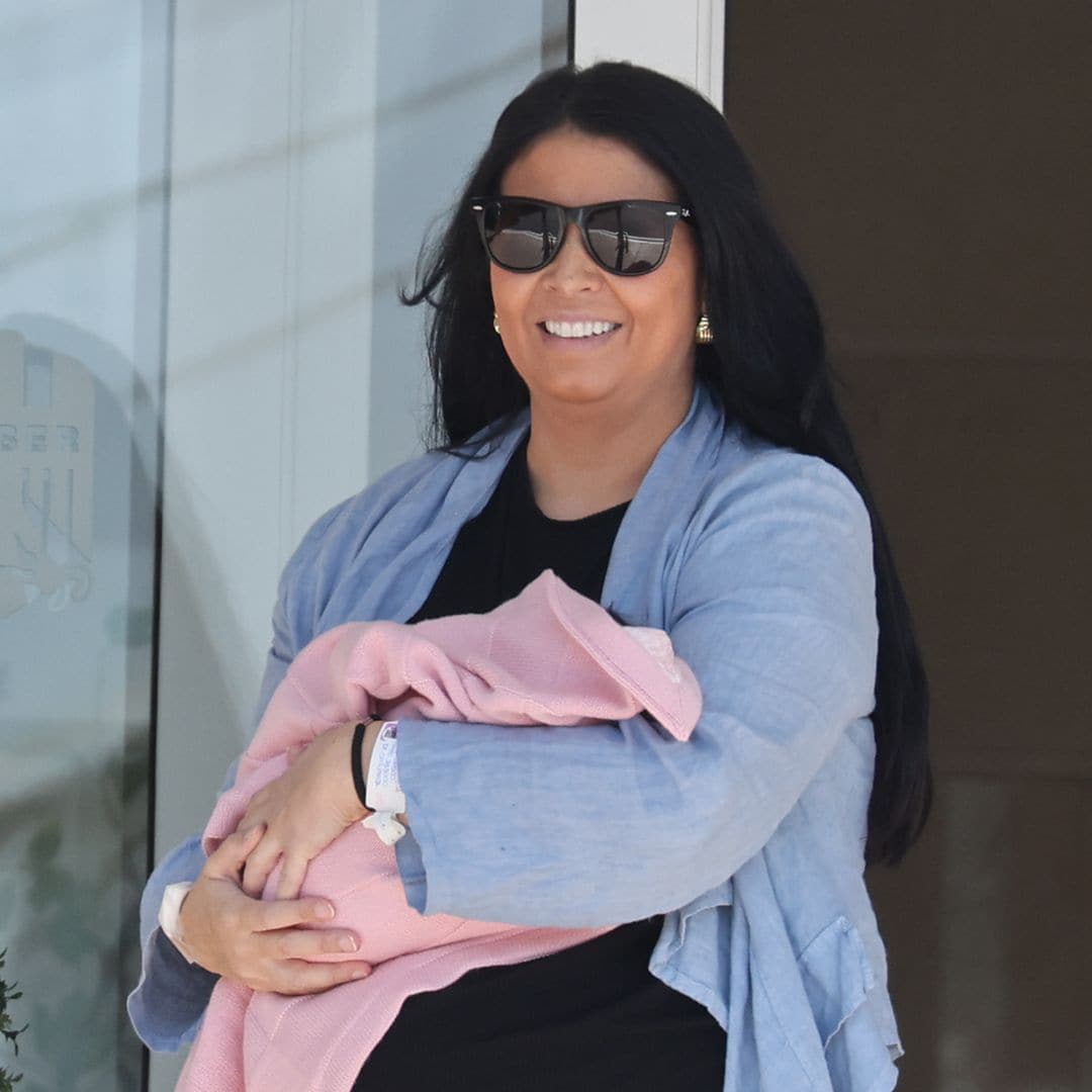Primeras imágenes de Sara Verdasco con su recién nacida al salir del hospital: 'Felicidad'