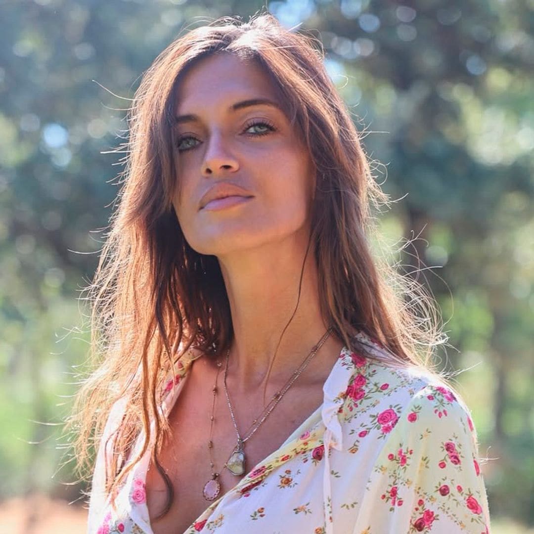 El truco de Sara Carbonero para llevar un vestido de crochet bohemio durante el entretiempo