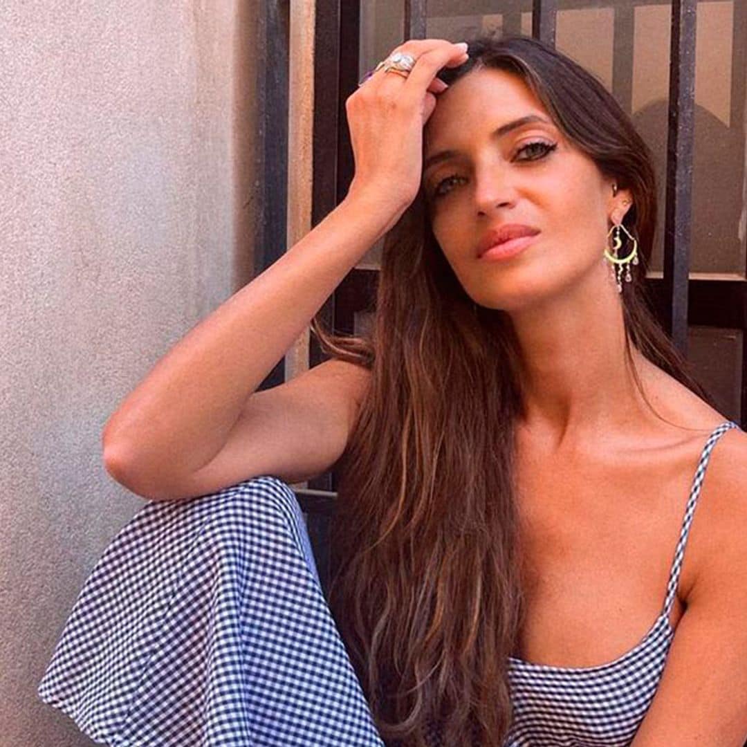 El truco de Sara Carbonero para estrenar ya (y sin pasar frío) el vestido más 'boho' del verano