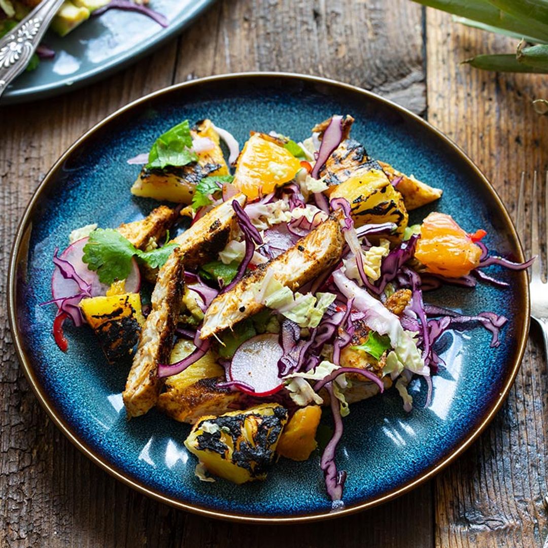 Ensalada de pollo marinado al estilo jamaicano con piña a la brasa