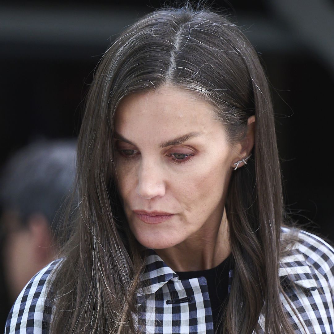 La reina Letizia visitando la Cuesta de Moyano en Madrid el 9 de mayo de 2025
