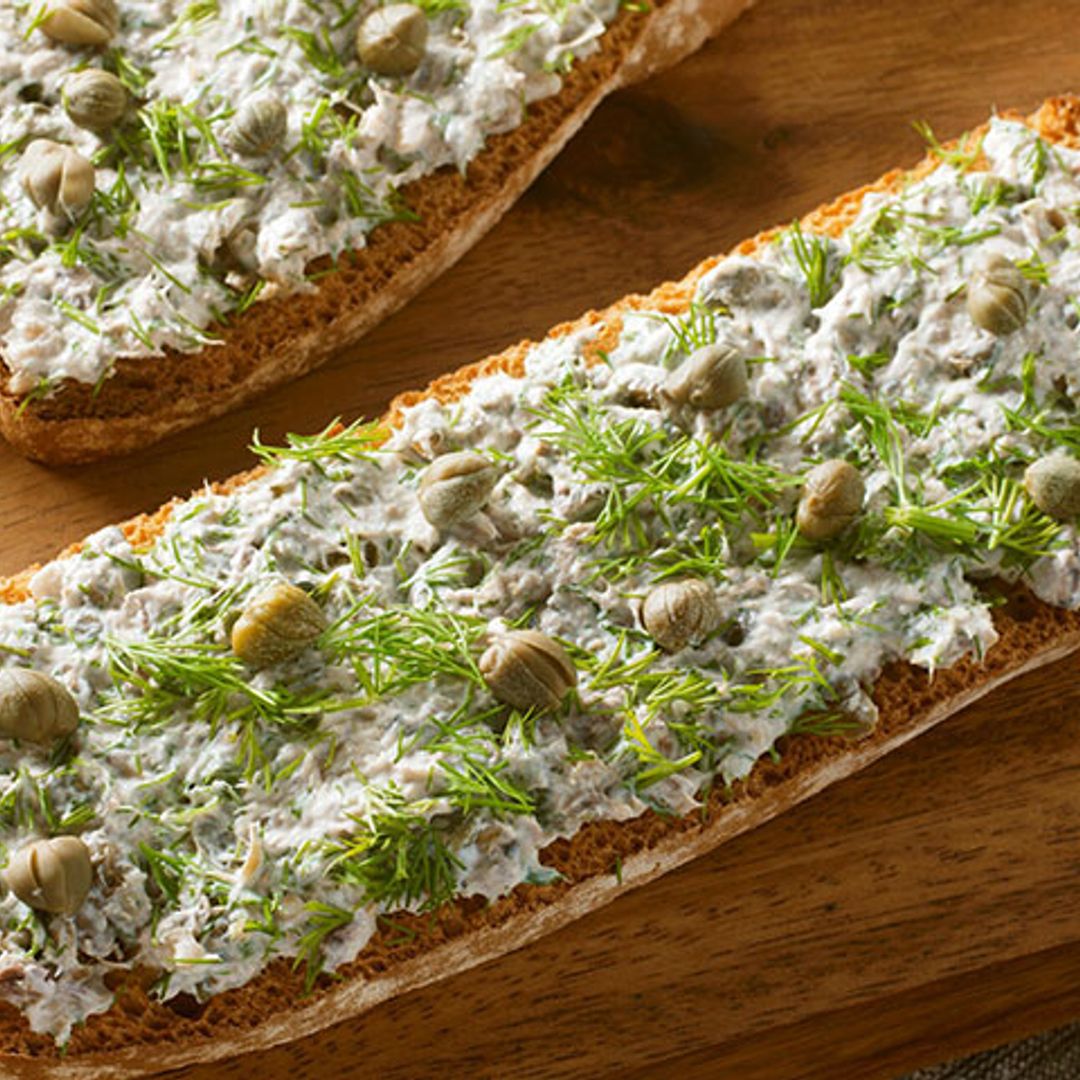 Chapata con sardinas, queso crema y alcaparras