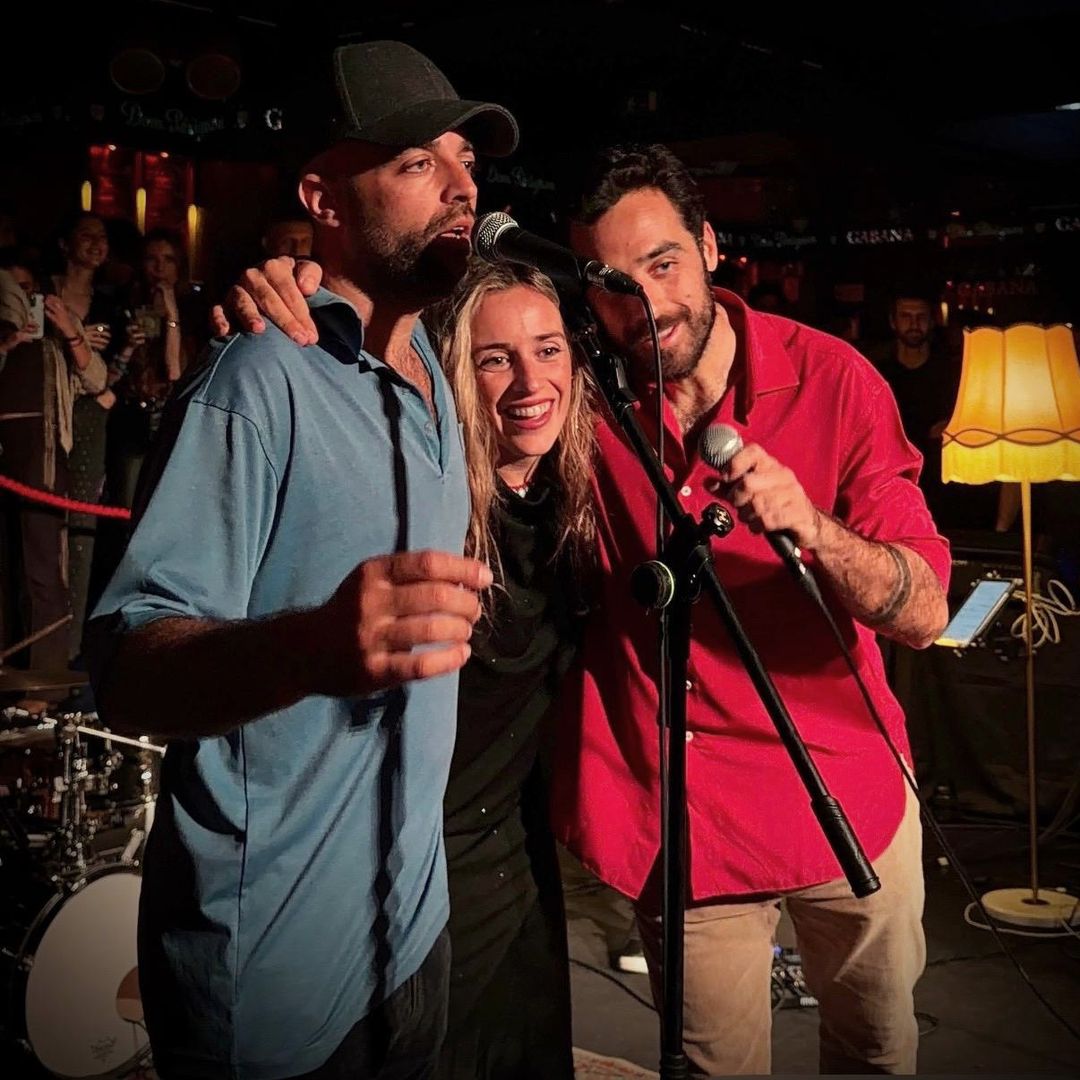 La hija de José Manuel Soto sorprende en el escenario junto a sus hermanos mientras él lucha en 'Supervivientes'