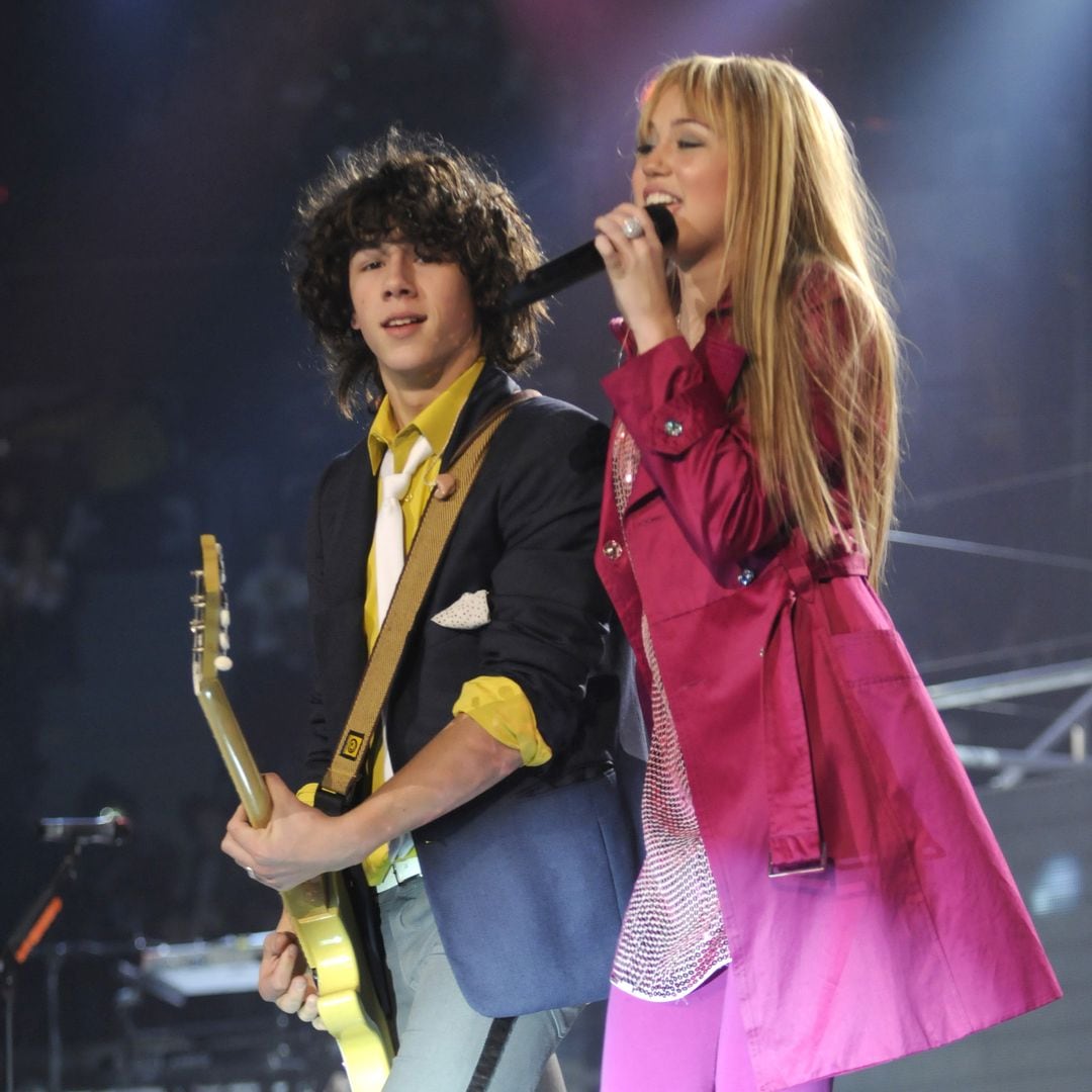 El triángulo amoroso de Miley Cyrus, Selena Gómez y Nick Jonas hace dos décadas y el look que resuelve muchas incógnitas