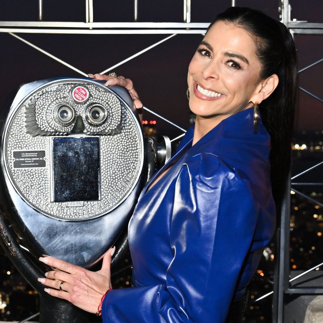Lejos de los rumores, Lourdes Stephen se deja ver sonriente y tranquila en la cima de Nueva York