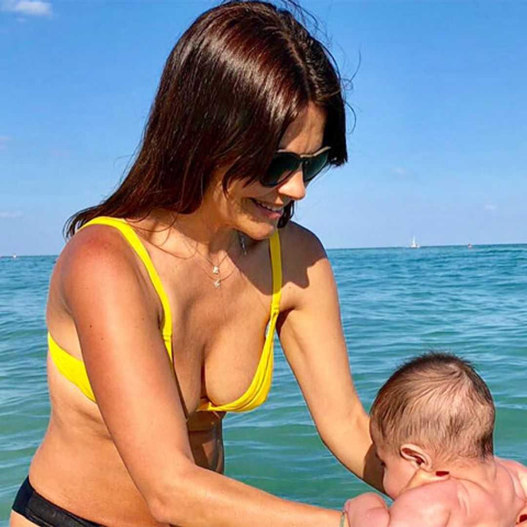 El primer baño en el mar de Elías, el hijo de María José Suárez
