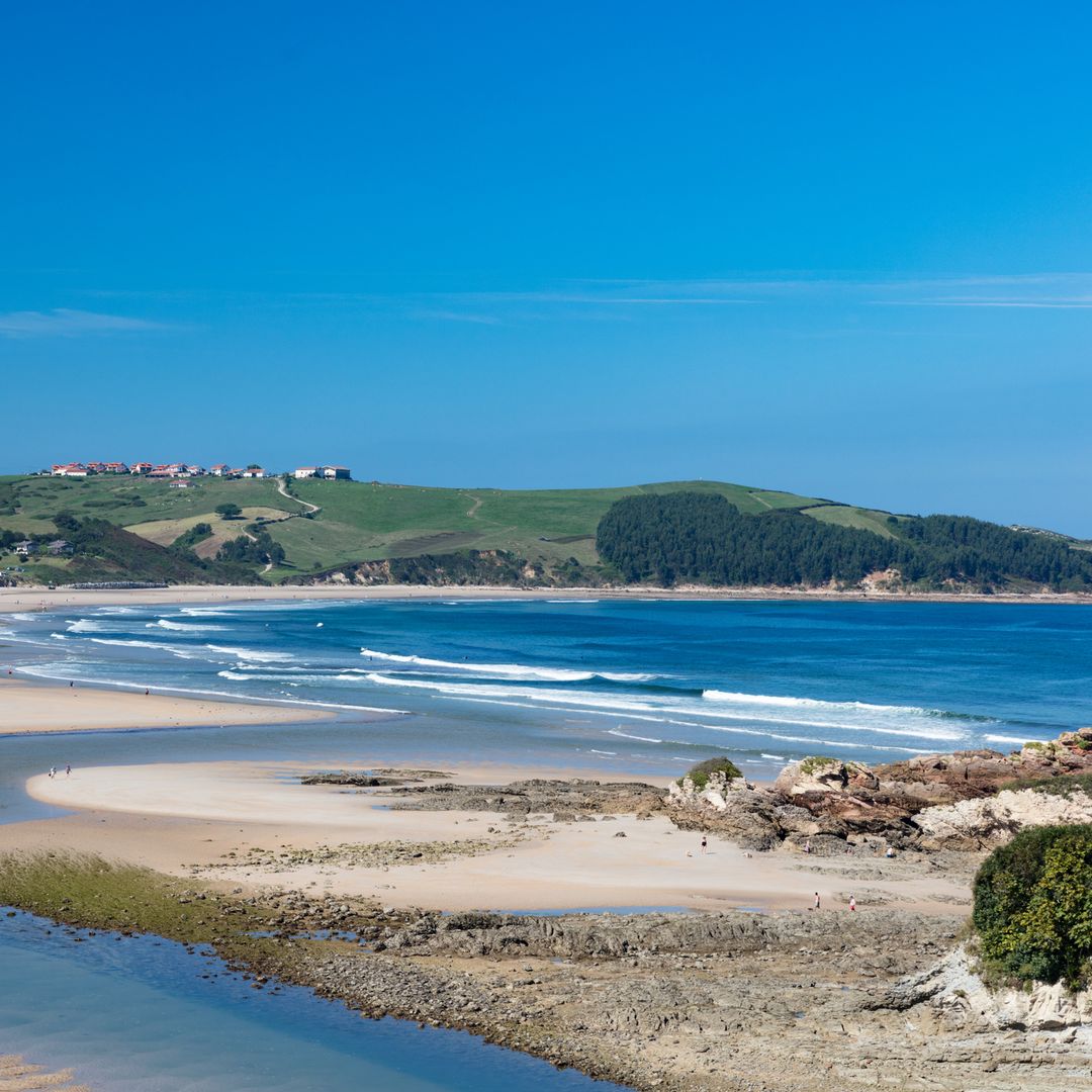 Oyambre, la playa de Cantabria donde el mar se encuentra con las marismas y los Picos de Europa