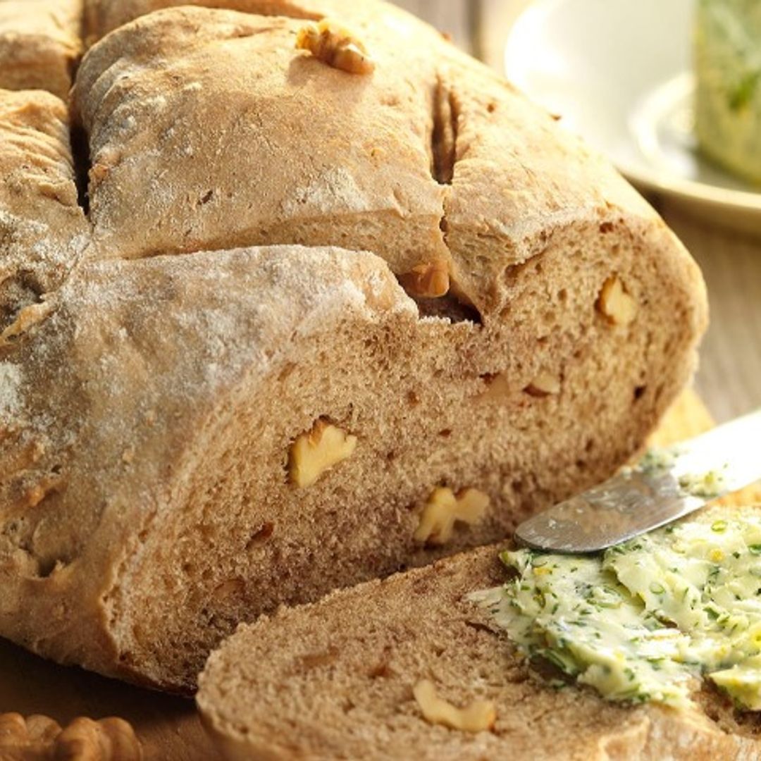 Pan de cerveza negra y nueces con mantequilla de hierbas y lima